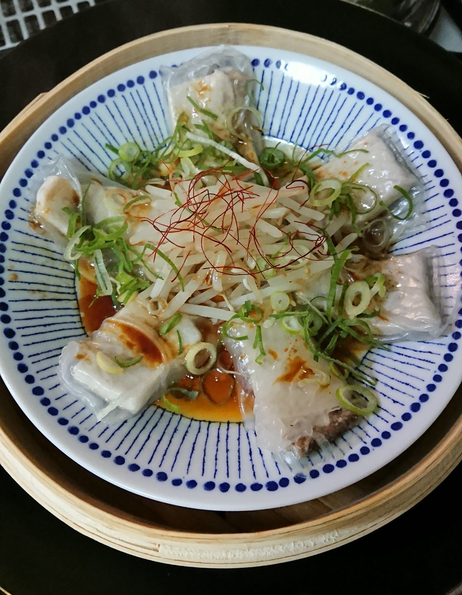 カエル 前買った本に載ってた 腐皮蒸河鮮 という料理をつくってみた とはいえ湯葉がなくてライスペーパーで巻いてるし 中の魚は桂花魚とかいうスズキの仲間じゃなくて メカジキだし かなりのアレンジ でも 広東語の漢字と英語のレシピで推理し