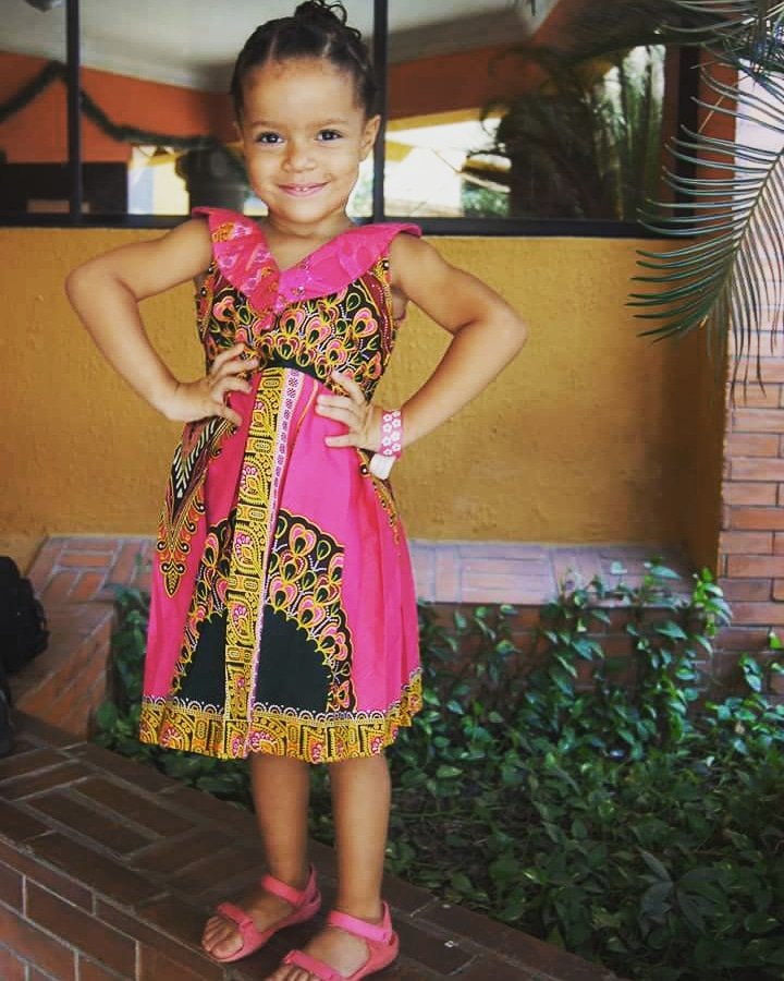 nwanyi_ocha's tweet photo. Ziora was so proud when she wore this beautiful dress two years ago made by our favourite taylor in Awka. Smiling from cheek to cheek like a real African princess 👸.

#igbo #igbokwenu #igboamaka #igbondioma #ndiigbo #nwanyiocha #oyibo #Nigeria #nigerianblogger #pictureoftheday https://t.co/q6SJfK4qXz