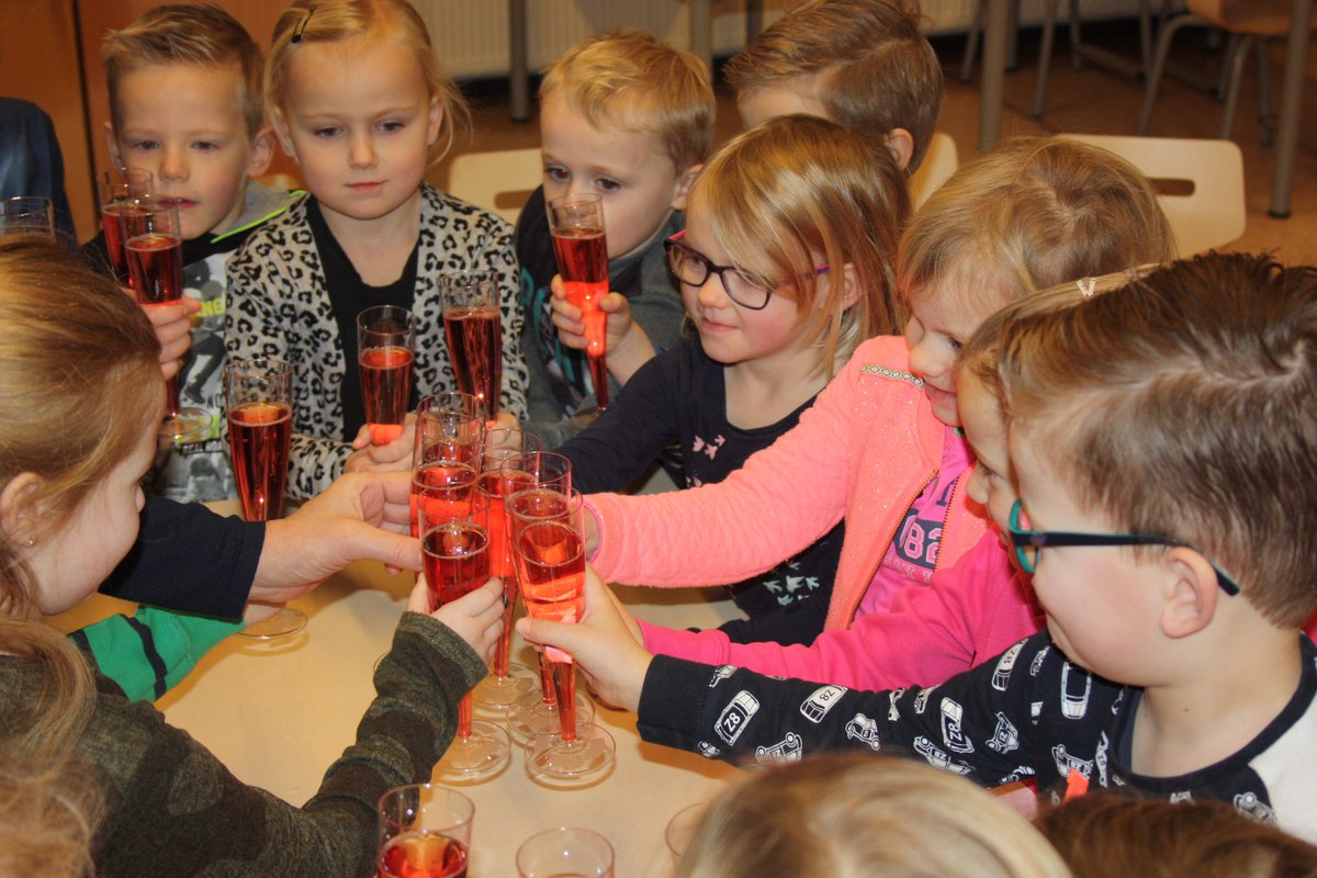 Leerlingen,
ouders en leerkrachten proosten op het nieuwe jaar!!
<a href="/nieuwjaar/">nieuwjaar</a> <a href="/obsdesaller/">OBS De Saller</a>