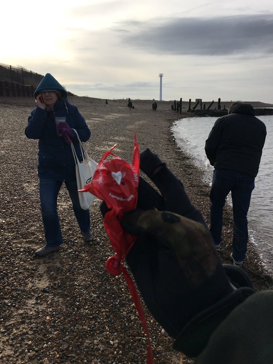 WildlifeGadgets's tweet photo. Had a fab meeting of minds with @BennersPhoto , Kate from @BeachBonkersHQ and Deborah from @GreenprintForum on Saturday morning followed by a #beachclean. 3.2kg+ collected.

#2minutebeachclean #Suffolk #PlasticAwareUK https://t.co/nfk0tPrdXA