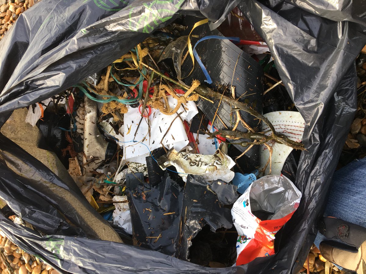 WildlifeGadgets's tweet photo. Had a fab meeting of minds with @BennersPhoto , Kate from @BeachBonkersHQ and Deborah from @GreenprintForum on Saturday morning followed by a #beachclean. 3.2kg+ collected.

#2minutebeachclean #Suffolk #PlasticAwareUK https://t.co/nfk0tPrdXA