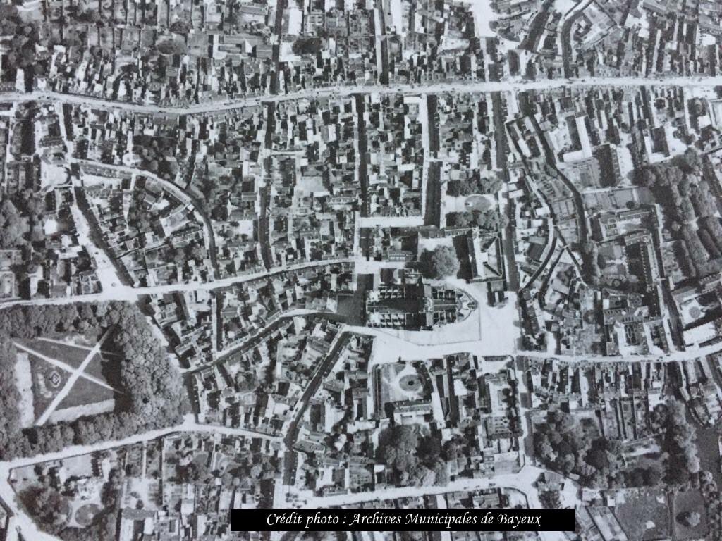 [archive] Le 11 mai 1945, l'armée américaine réalise, des clichés aériens de la ville de #Bayeux. Un ensemble de 20 photographies dont nous vous présentons un zoom de l'une d'elle, permettant de bien voir le centre-ville et notamment la cathédrale. #WWII #archives #photoaerien