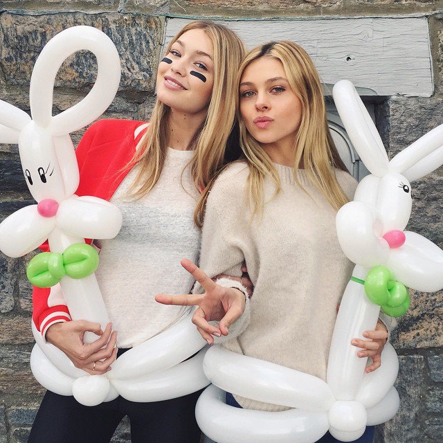 Twitter 上的 Celebrities&Balloons："Nicola Peltz and Gigi Hadid with balloon bunnies???#nicolapeltz #gigihadid #blondegirls #bunnies #balloons #cutegirls #happy #smilekiss #actress #topmodel https://t.co/ShkCk973Ci" / Twitter