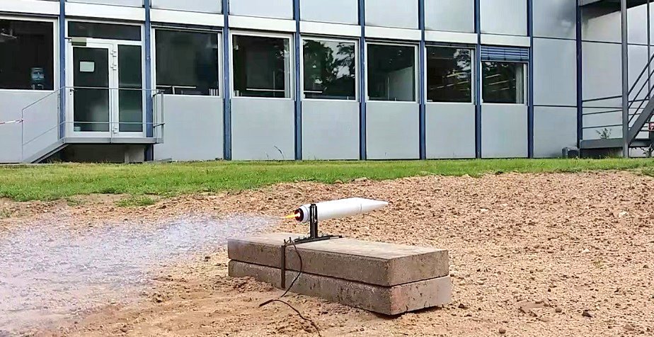 Mausonaut's tweet photo. ... für die Preisträger des #BDLI-#juri-Schülerwettbewerbes konnte ich dann auch Raketenexperimente auf dem #ESOC-Gelände vorführen wie diese Testzündung eines Boosters einer Mini-#Ariane6! #Mein2017 #MINT #MiniESALaunchers 🚀 https://t.co/kKodTuCGNe