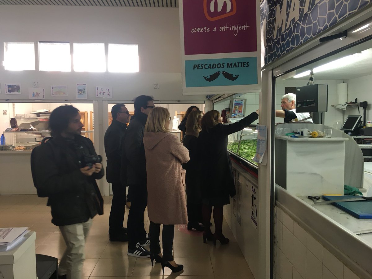 PPOntinyent's tweet photo. @isabelbonig @carmencontelles passejant pel mercat municipal interessant-se per Ontinyent https://t.co/oEBSTZCTmC