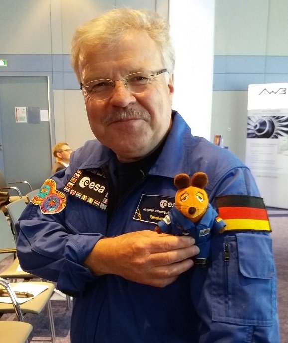 Mausonaut's tweet photo. ... und dann traf ich bei der Preisverleihung des #BDLI-#juri-Schülerwettbewerbes im #ESOC noch diesen freundlichen Herren: @ESA-Astronaut Reinhold Ewald! 😊 #Mein2017 https://t.co/6F7DZe2lf6