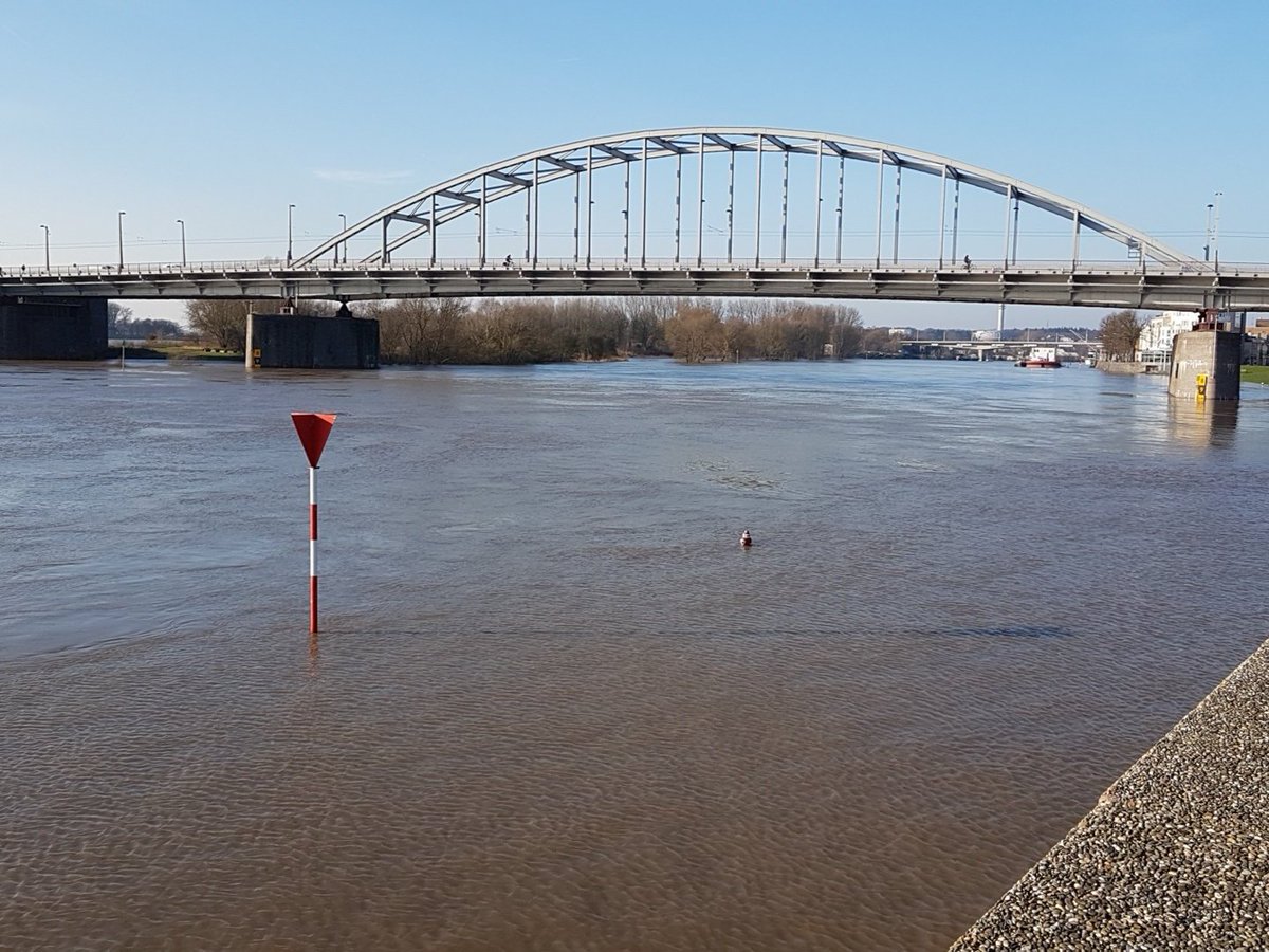 Echt hoog aan de kade bij Arnhem! <a href="/NOS/">NOS</a> <a href="/weeronline/">Weeronline</a> <a href="/Weerplaza/">Weerplaza.nl</a> <a href="/MeteoGroupWeer/">meteogroupweer</a>