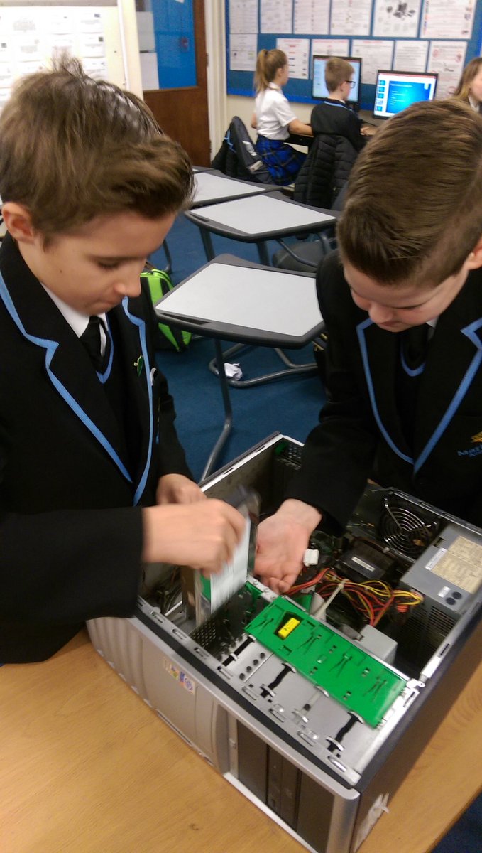 MHA_BICT's tweet photo. Lifting the lid! #teammha 
Bringing the inside of computers to life! Students taking old computers apart and identifying the parts! https://t.co/3WgTmCvsVM