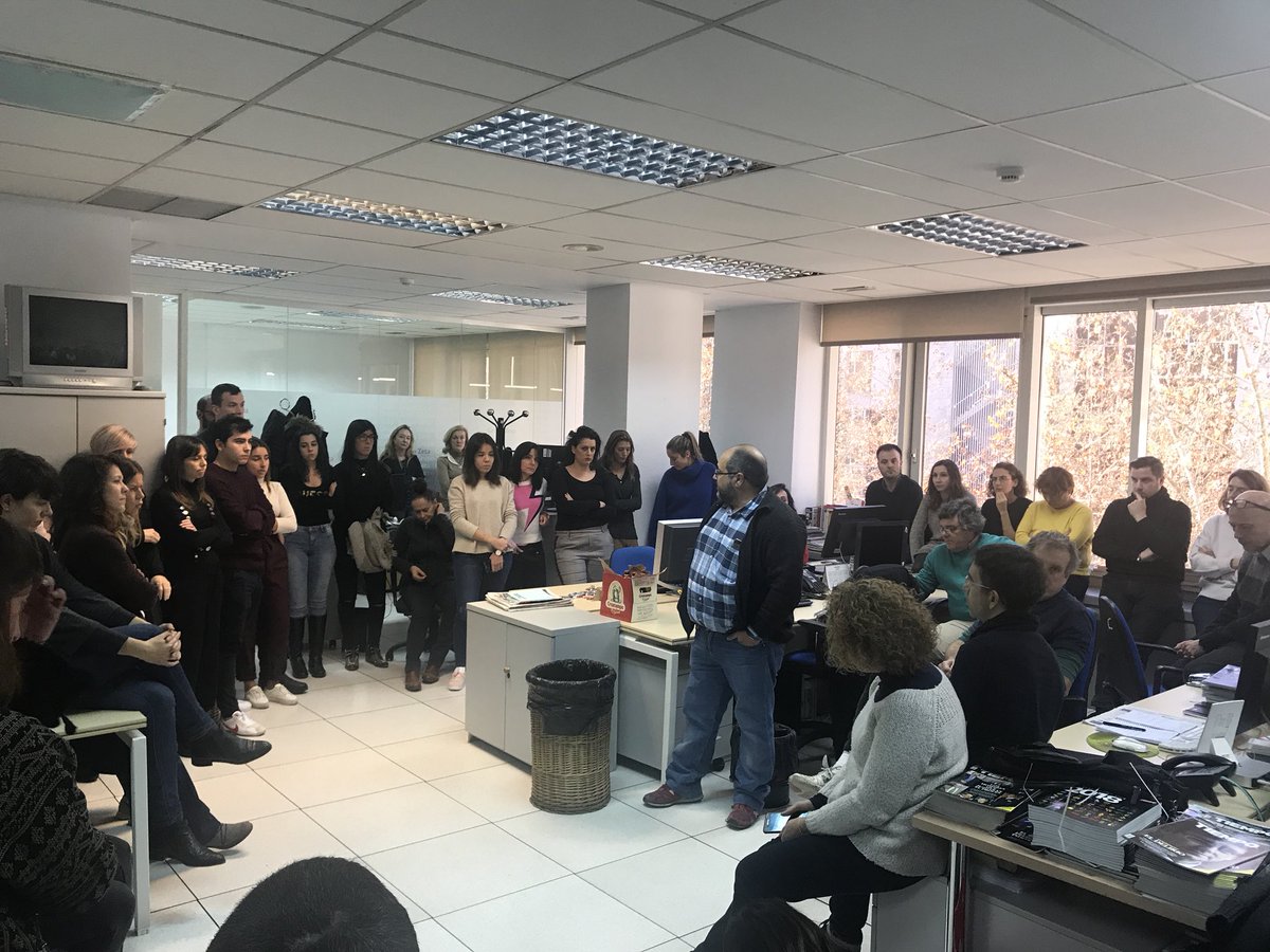 Está pasando ahora. Esta es la foto de la muerte de dos revistas <a href="/interviu/">interviú</a> y <a href="/tiempo/">Revista TIEMPO</a>. Voz para denunciar injusticias, noticias, corruptelas... que se acallan. Triste día.