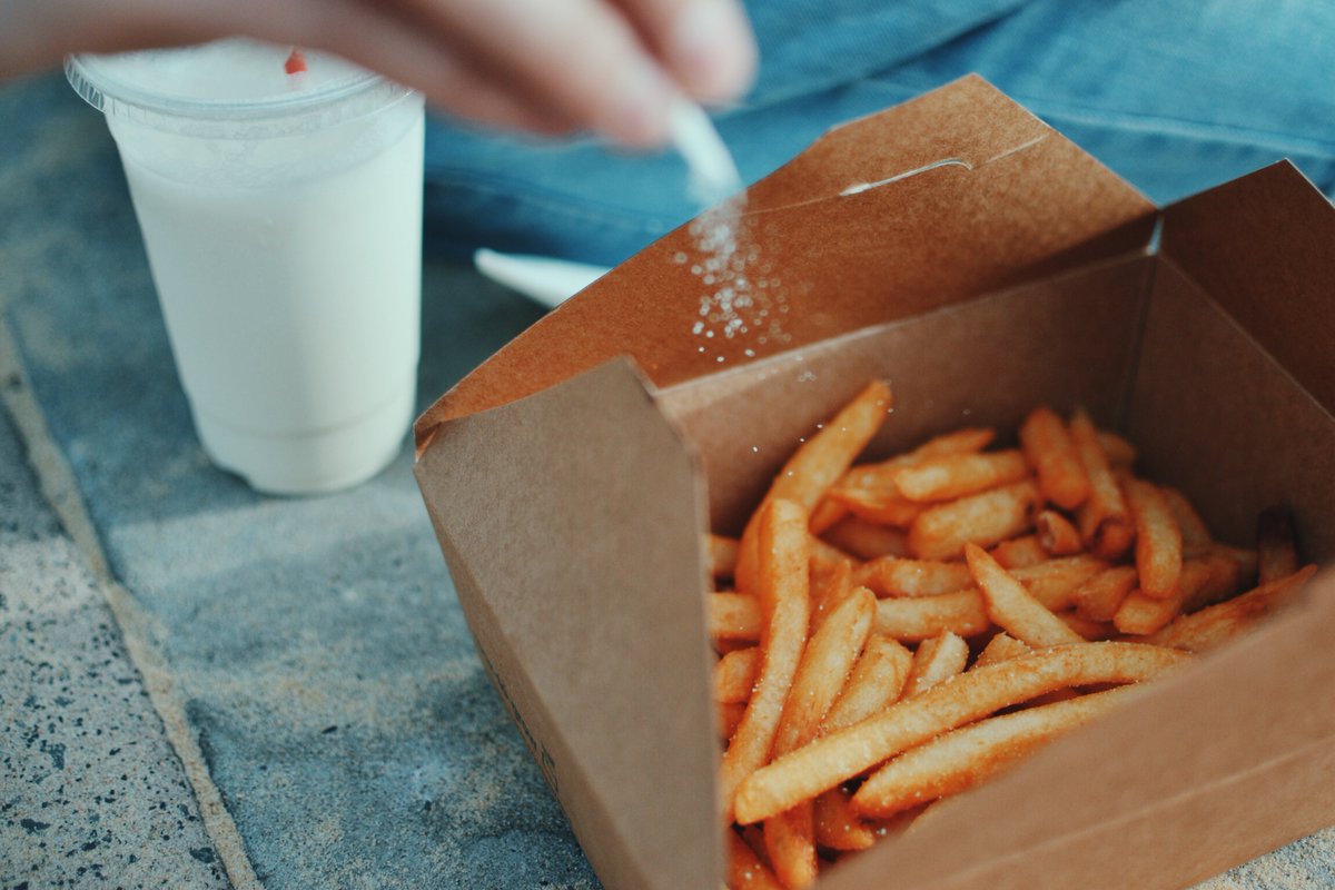 esn_network's tweet photo. Turn on the volume - if you like it crunchy. Background #sound unrelated to food diminishes saltiness, sweetness and enhances #crunchiness. (New study in Food Quality & Preference) https://t.co/4W1OrekxEI! #multisensory https://t.co/HFT3aAOjcd