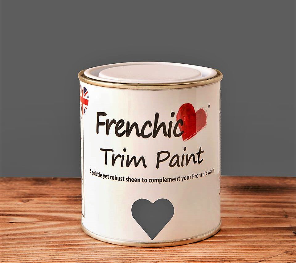 We're very excited and happy to announce our latest innovative product: Fabulous Chalk Trim Paint! A subtle alternative to gloss, (so yesterday!) our new Chalk Trim Paint is perfect for painting radiators, skirting boards, coving, metal piping, door surrounds and even glass!