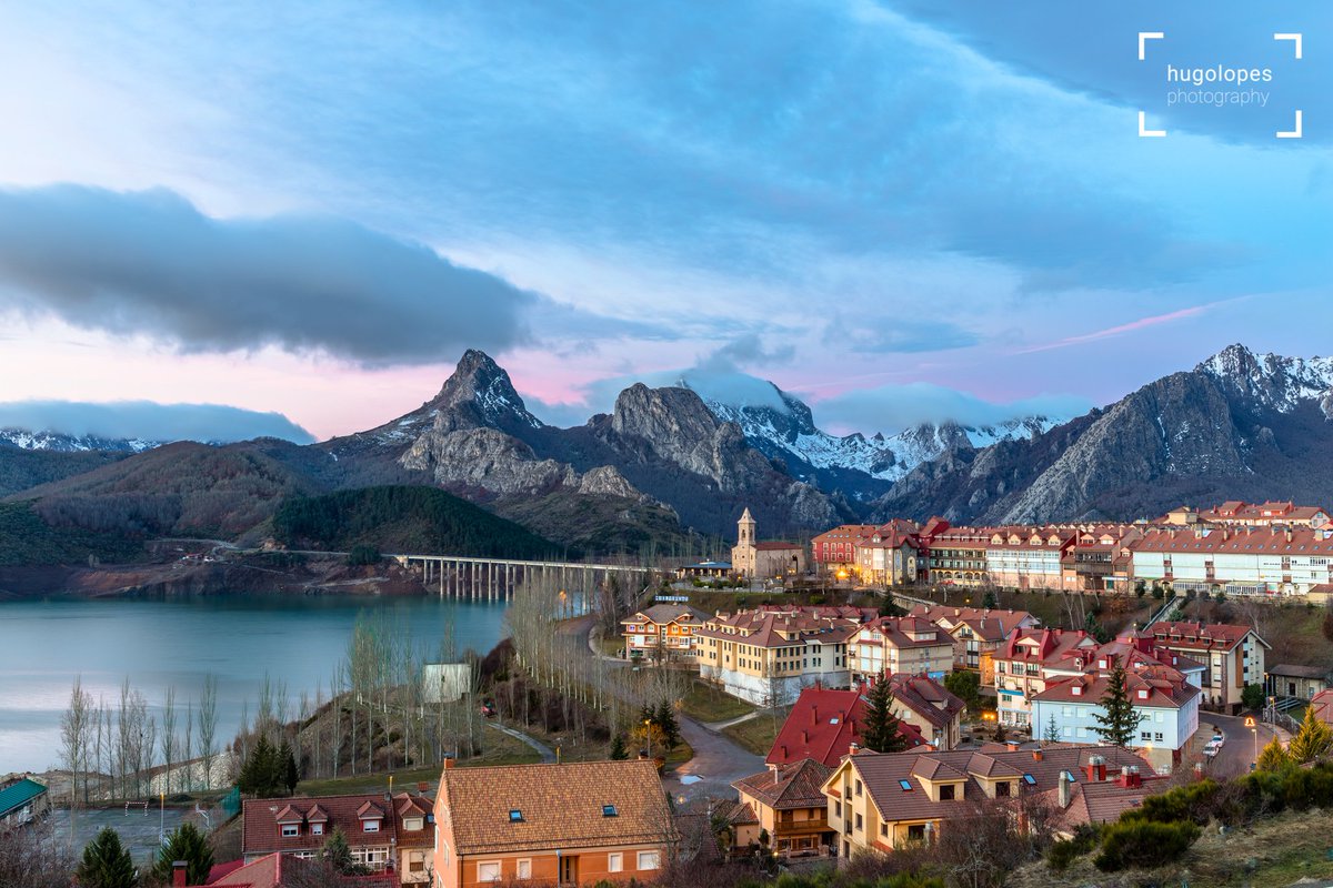 HugoLopesPhoto's tweet image. Warm #winter #dayrise at #PicosdaEuropa doors. 
#landscapephotography #riano #clouds