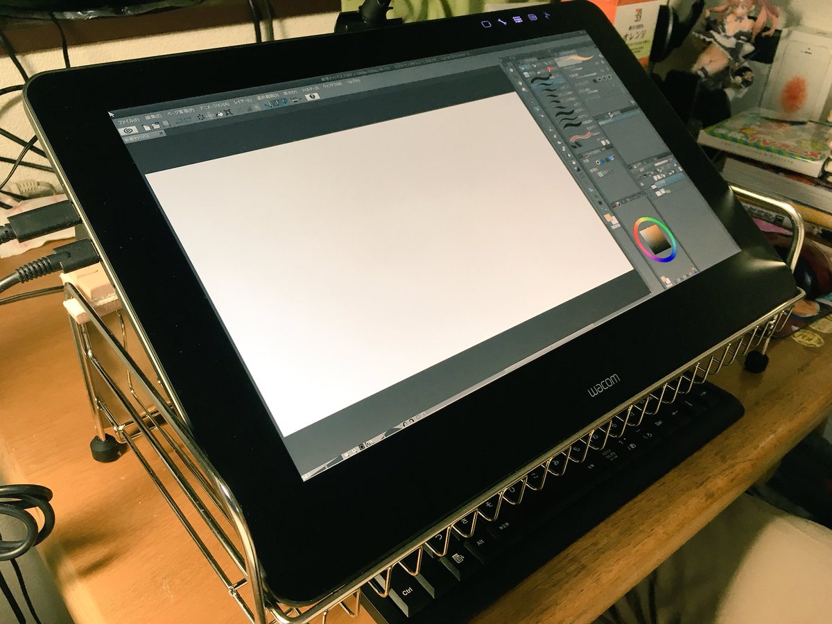 Irodoritch 最近バズっているニトリの水切りを液タブスタンドにするやつをcintiq Pro 16で試してみました 横幅がピッタリすぎるのと 後ろ幅がギリギリ足りないので足が落ちます 45cmフチをカットして足を置けるようにすると いい具合に角度も上がって