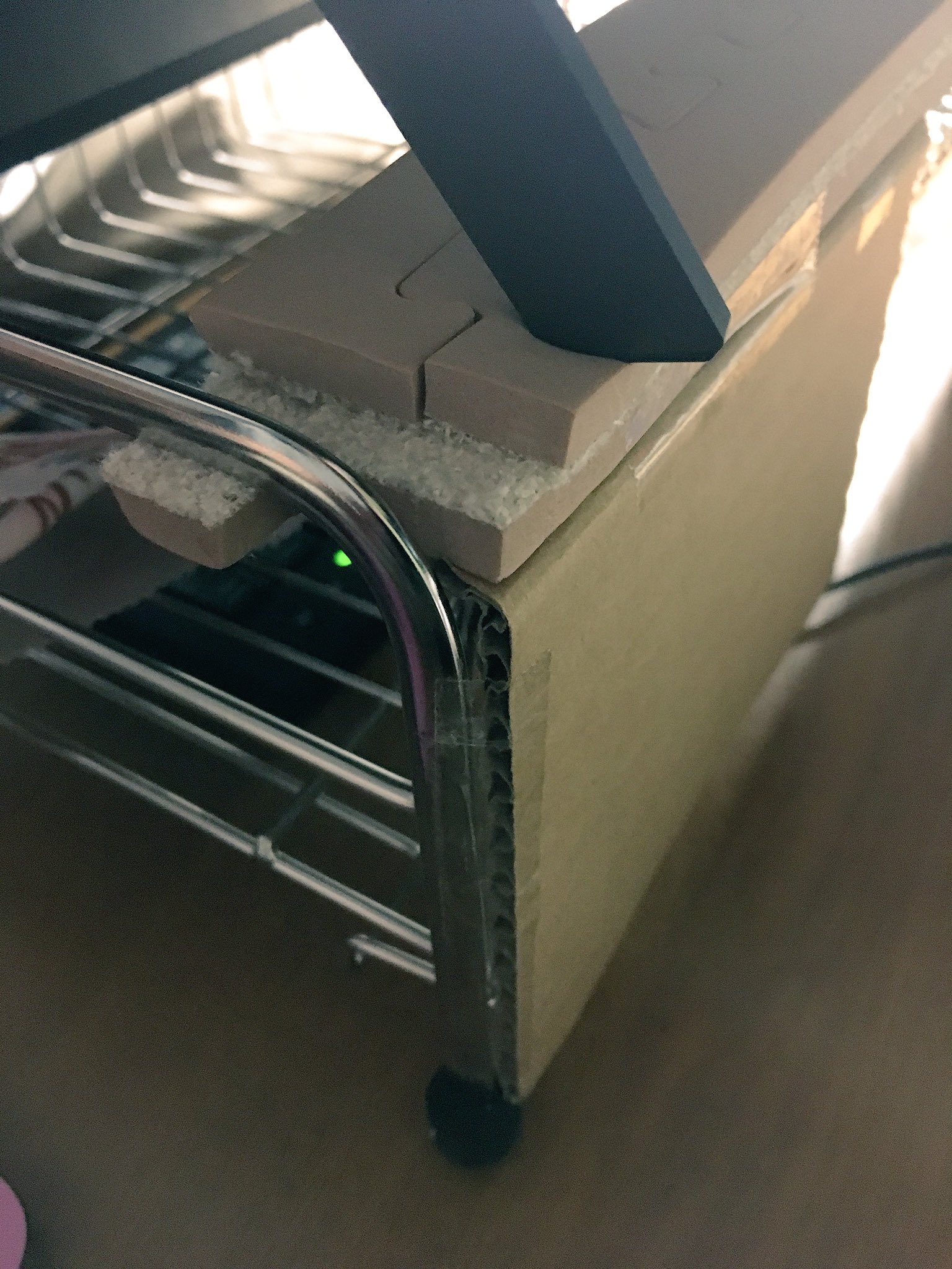 Irodoritch Twitch 最近バズっているニトリの水切りを液タブスタンドにするやつをcintiq Pro 16で試してみました 横幅がピッタリすぎるのと 後ろ幅がギリギリ足りないので足が落ちます 45cmフチをカットして足を置けるように