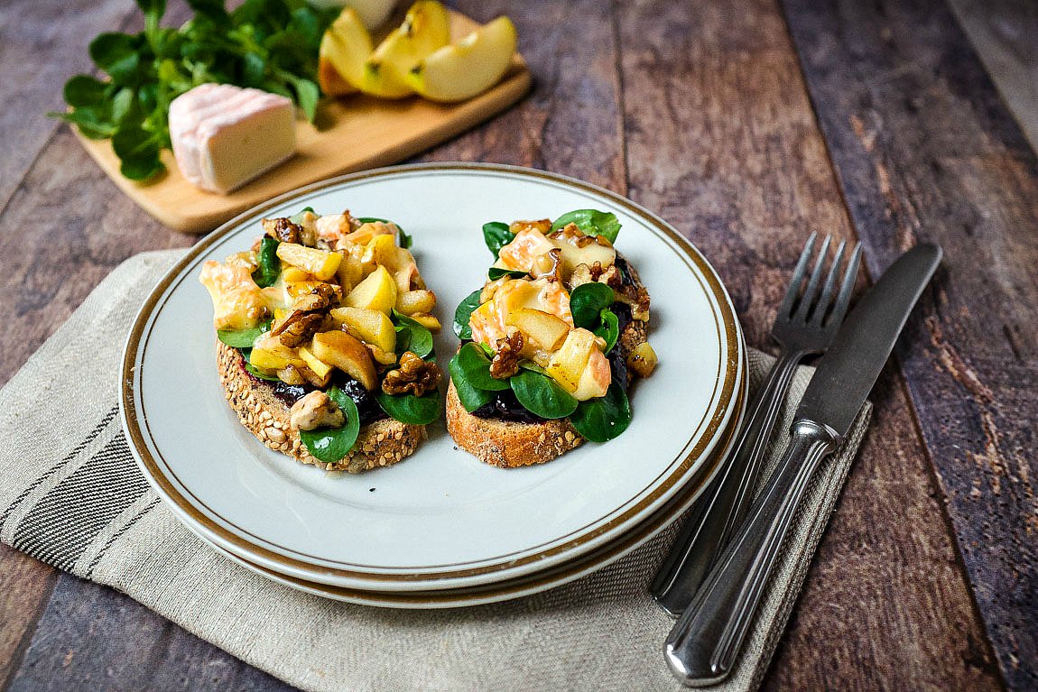 Es gibt Schnittchen und zwar ganz leckere. Ich habe hier ein Walnuss-Apfel-Käsebrot mit Feldsalat und Johannisbeeren-Marmelade. So lecker und in nur 10 Minuten auf dem Tisch. Probiert es unbedingt mal aus. 
meinkleinerfoodblog.de/10-minuten-apf… #rezept #foodblog #abendessen