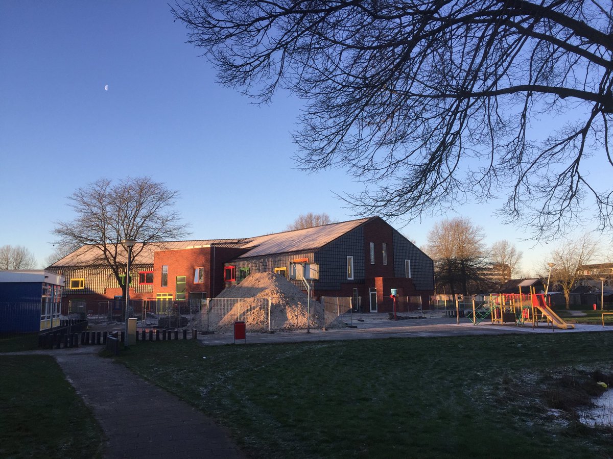 JohanHamster's tweet photo. Vanochtend gebak bezorgd op nieuwbouw Acaciahage. Meesters en Juffen van de Hagenhof offerden delen van hun kerstvakantie op om vanaf morgen in het nieuwe gebouw les te kunnen geven! #vanstart! https://t.co/5cMyvGMkoF