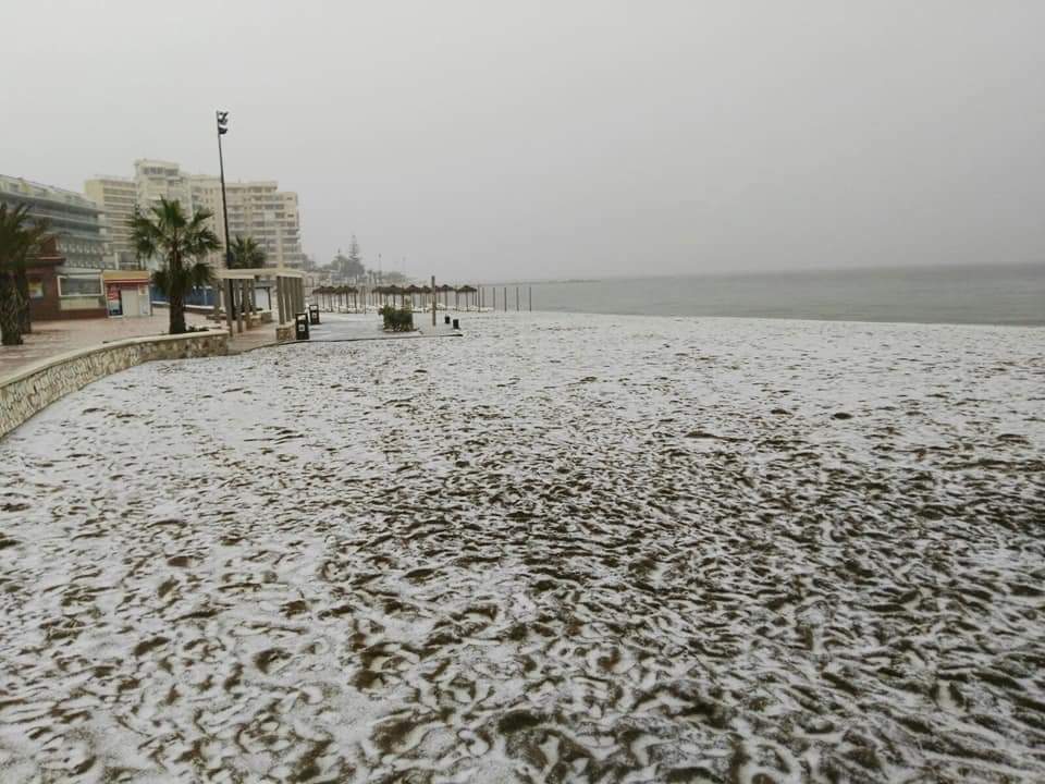 AnaMula1's tweet photo. La de hoy sólo se puede calificar como una mañana diferente y si no, mirad estas fotos que nos han hecho llegar. Nuestra playa por un rato se ha teñido de blanco, dando una imagen totalmente invernal. Aunque no ha cuajado, ha sido genial poder ver esta estampa. https://t.co/43rESxj2jo