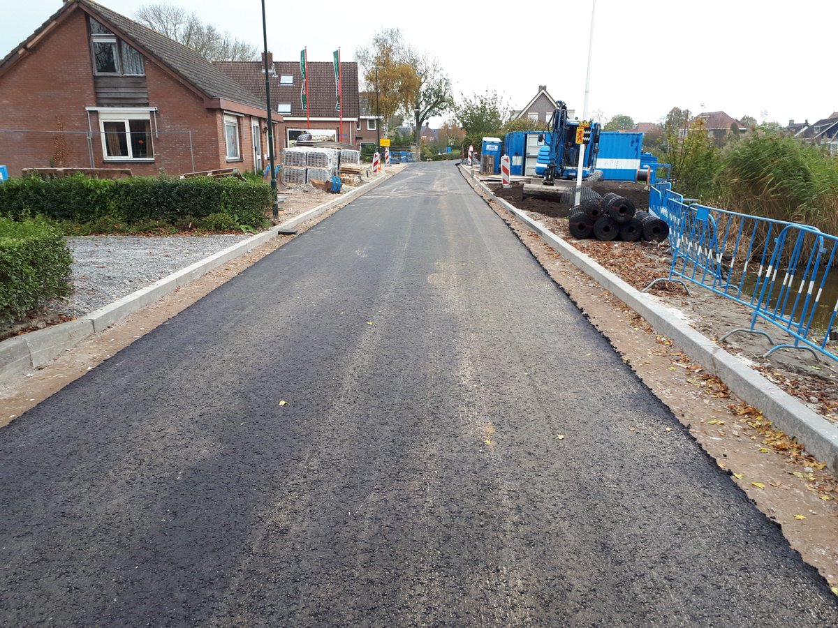 adcim's tweet photo. Inmiddels zijn de eerste vijf fases grotendeels afgerond van de herinrichting Peursumseweg te Giessenburg. In opdracht van @Giessenlanden en in samenwerking met Aannemersbedrijf Wallaard B.V. https://t.co/SuOEzDnxri https://t.co/P2EnuxQ6uO