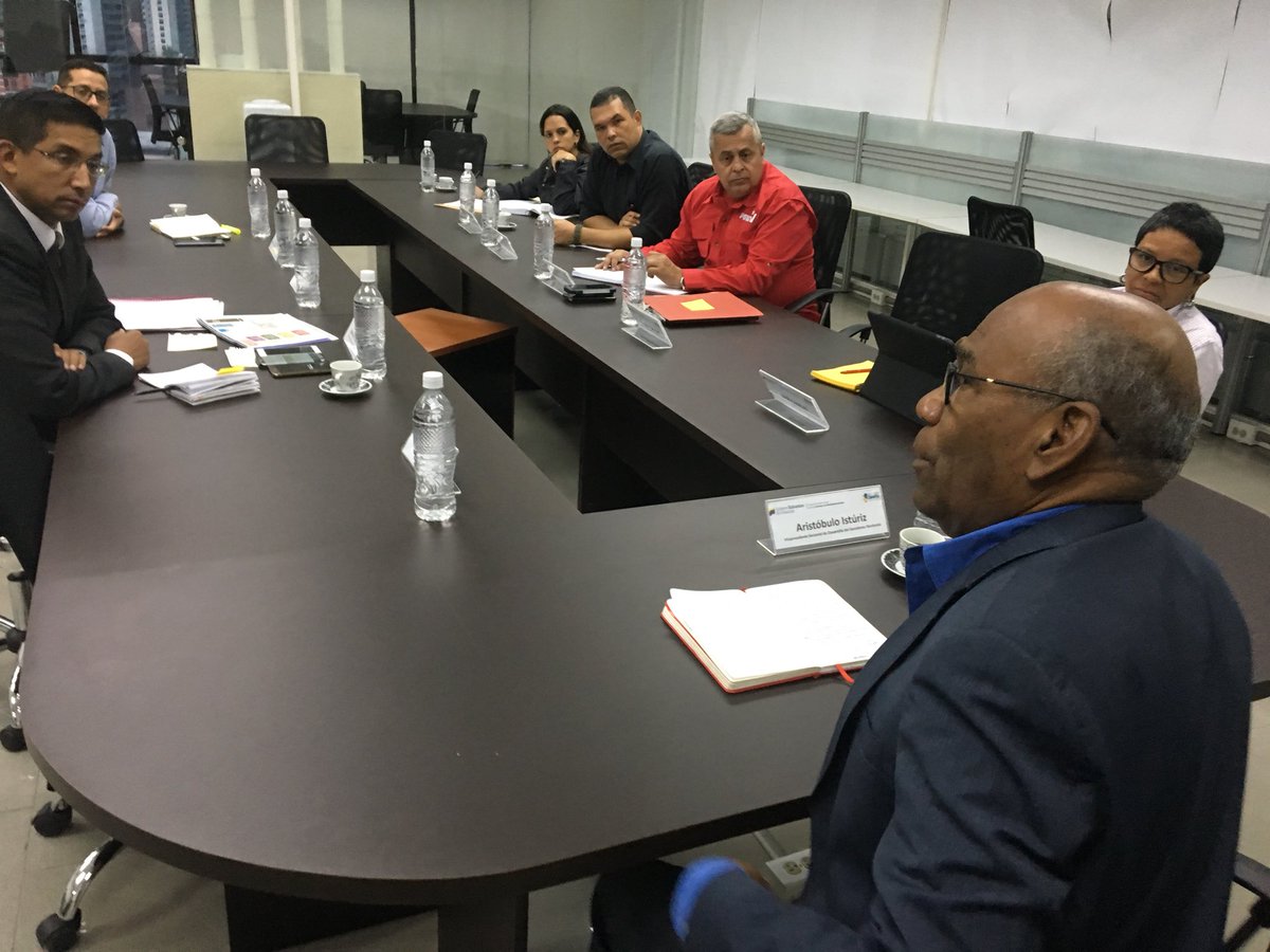 Arrancamos la semana reunidos con el equipo de La Vicepresidencia Territorial reforzando las políticas impulsadas por el Pdte <a href="/NicolasMaduro/">Nicolás Maduro</a> para la reorganización estratégica de las acciones de protección al pueblo, garantizando en primera instancia la paz #AClasesPorLaPatria