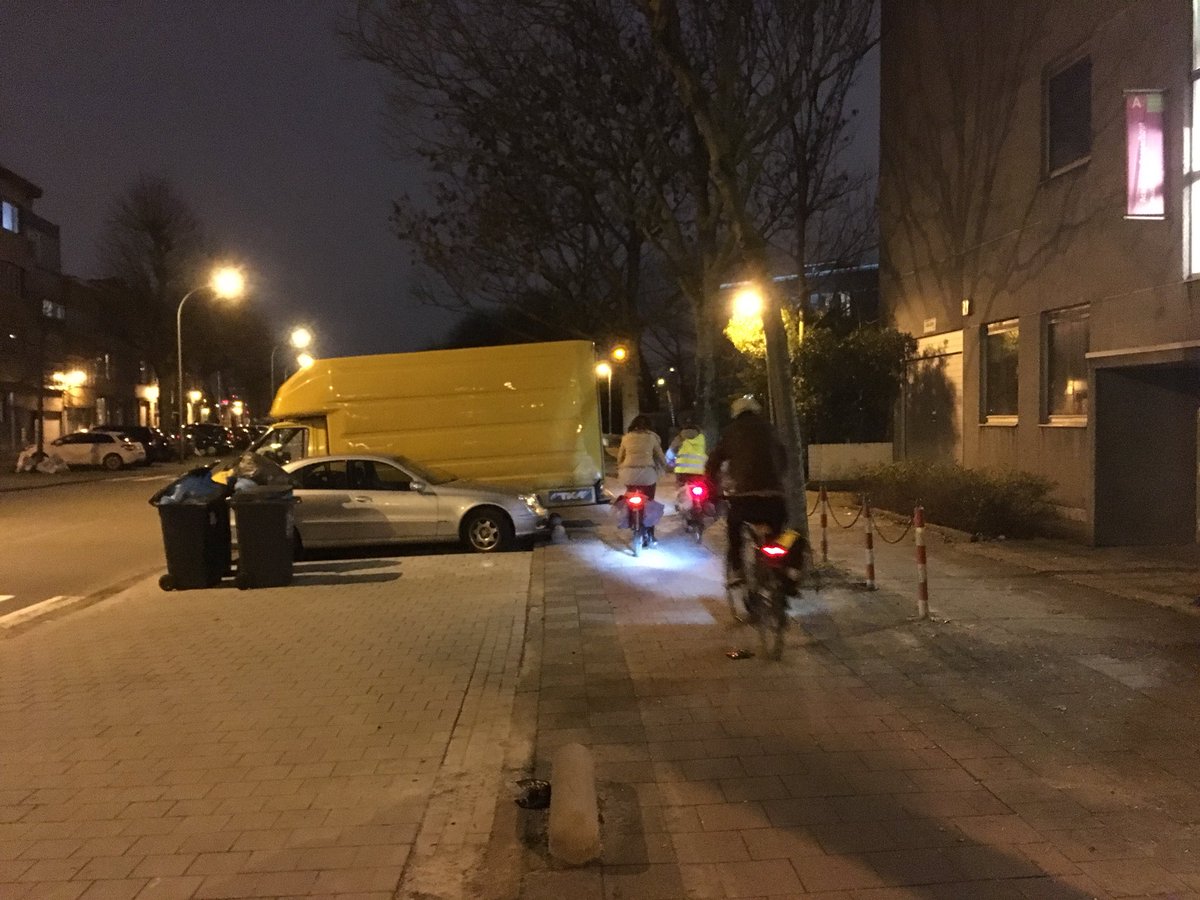JoCleykens's tweet photo. @LPAntwerpen weer een mooie foto voor in het dossiertje ’Collegelaan’... doe daar nu eens iets aan. Dit is gewoon arrogant. https://t.co/FXchRgSOFv