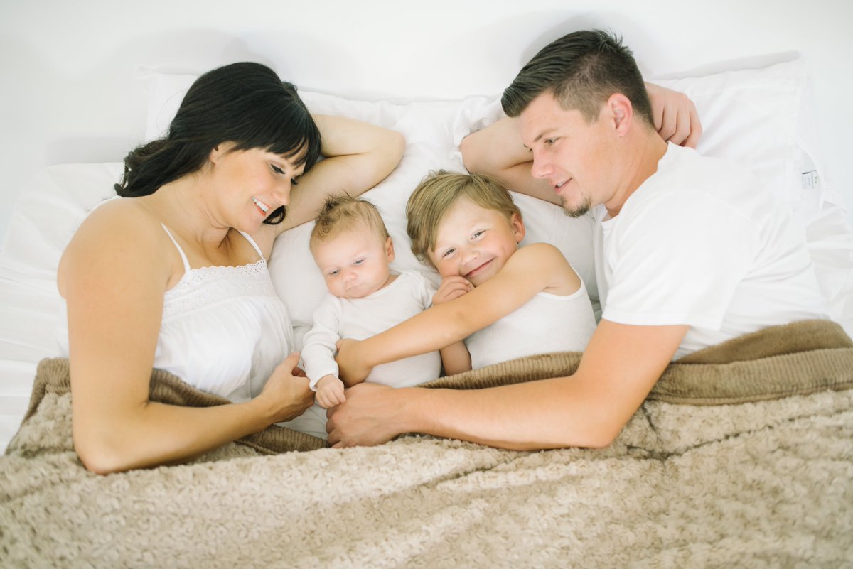 What is it about the cold weather that makes us wanna snuggle all day with our little ones? Today, grab a cup of something warm, watch a feel good movie and get snuggling! Besides it’s just Monday right? <a href="/JAlexisE/">Jessie Evans 🇺🇦</a> #nomotivationmonday #saranoni #saranoniblanket