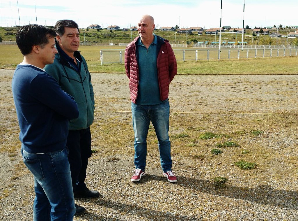 Desnunavarro's tweet photo. Junto al personal de Medio ambiente y la #URTDF estuvimos viendo los trabajos a llevar adelante para dejar en las mejores condiciones la cancha #AgustinPichot para el #AmericanRugbyChampionship @UshuaiaMuni @WalterVuotoTDF https://t.co/dU69cDmnUy