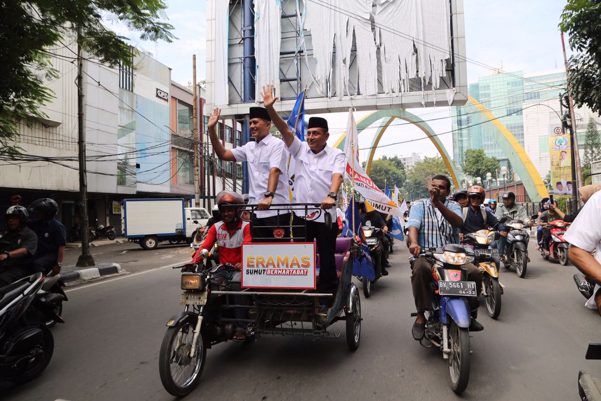 RahmayadiEdy's tweet photo. Hari ini adalah hari yang luar biasa, tahapan PILKADA 2018 sudah dimulai, dan alhamdulillah bersama dengan Partai Pengusung ERAMAS (Gerindra, PKS, PAN, Golkar, Nasdem dan Hanura) serta masyarakat SUMUT berangkat menuju KPU Sumatera Utara untuk menyerahkan berkas pendaftaran https://t.co/ymoUKprzpY