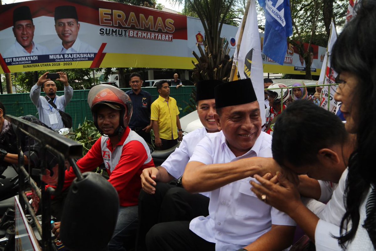 RahmayadiEdy's tweet photo. Hari ini adalah hari yang luar biasa, tahapan PILKADA 2018 sudah dimulai, dan alhamdulillah bersama dengan Partai Pengusung ERAMAS (Gerindra, PKS, PAN, Golkar, Nasdem dan Hanura) serta masyarakat SUMUT berangkat menuju KPU Sumatera Utara untuk menyerahkan berkas pendaftaran https://t.co/ymoUKprzpY