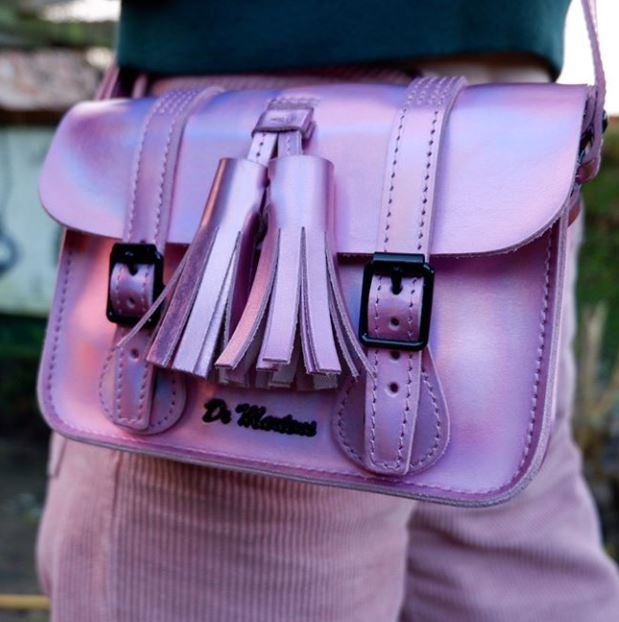 Actief Betrouwbaar Agressief Dr. Martens on Twitter: "Think pink. Fresh from our Iced Metallics  collection, this satchel is made from a high-shine leather with holographic  finish. Shared by alexallisonx. EU: https://t.co/ksOpuGZZYs US &amp; INTL:  https://t.co/f7LaEwfKgR