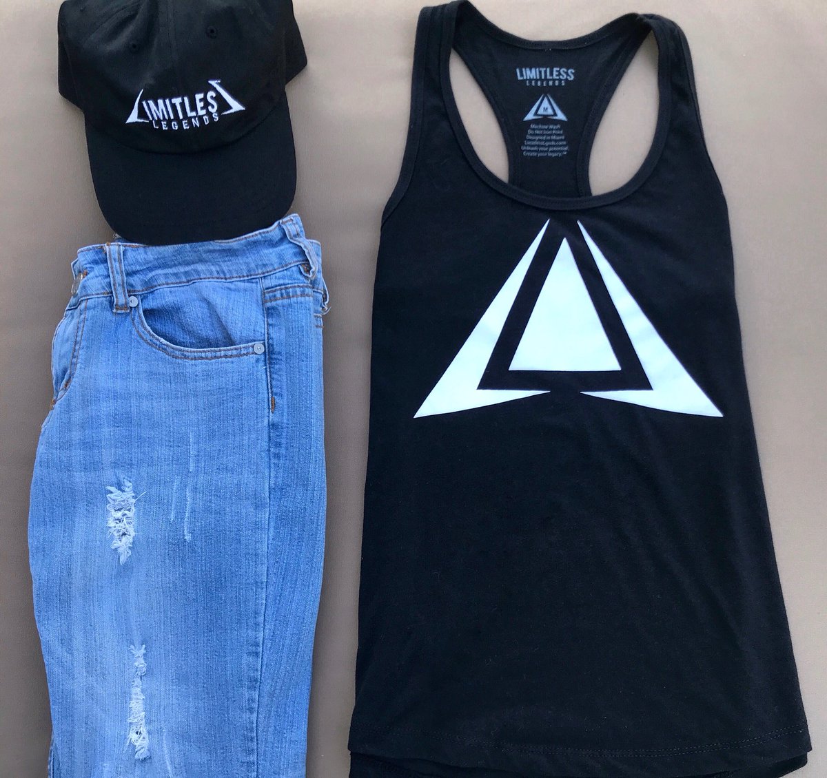 LimitlessLgnds's tweet photo. Start your year off limitless! #HappyNewYear https://t.co/GQchkeCbHn (Link in bio) #LimitlessLegends #LimitlessLGNDS #LiveLimitless #HappyHolidays https://t.co/M0Y7KgGe1q