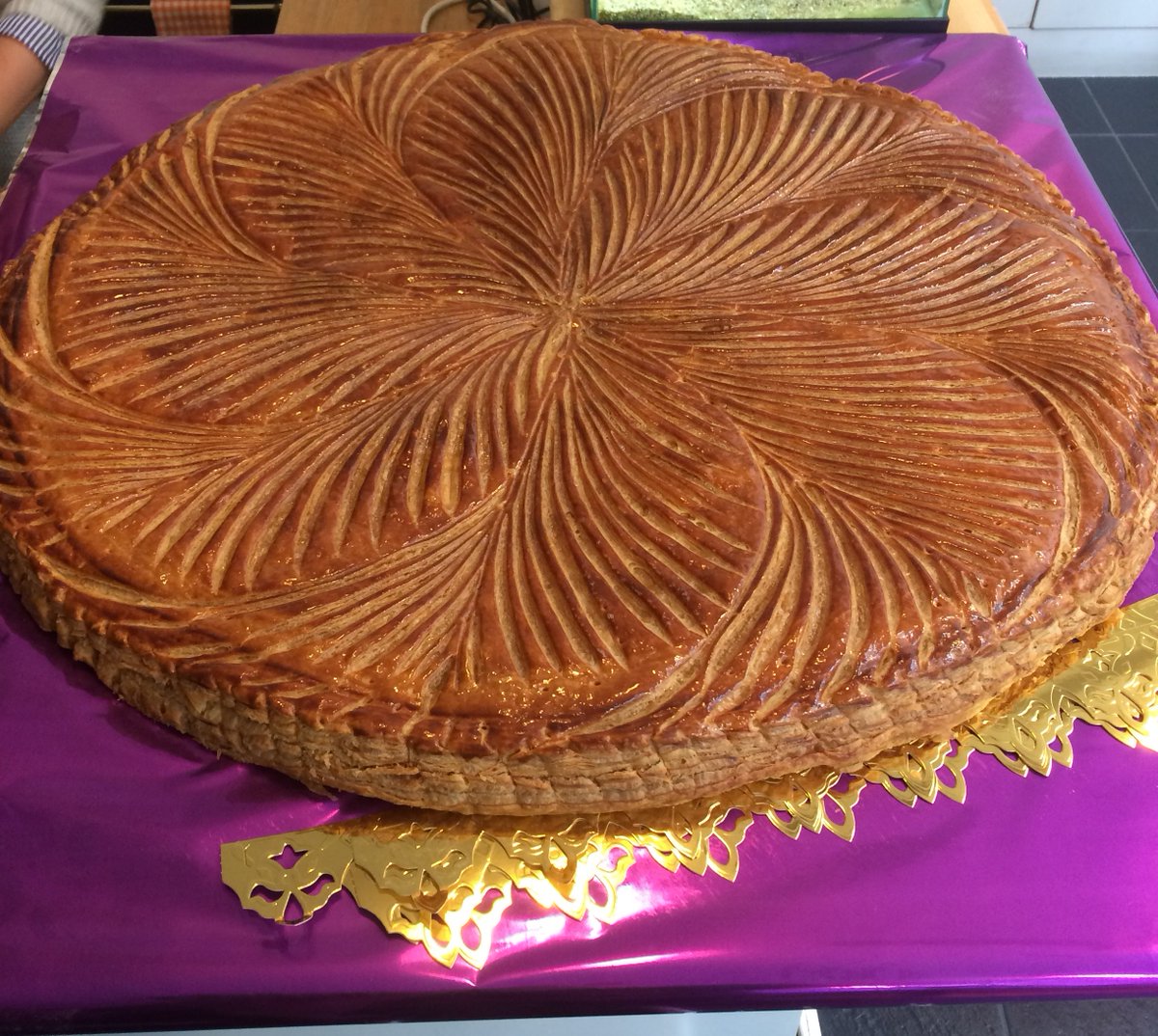 aid_agency's tweet image. C'est l'heure de la #galettedesrois chez @aid_agency ! #teamwork #dataagency