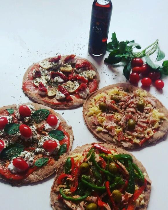 limonadazen's tweet photo. Bacana a novidade de verão Nutrigourmet, da nutricionista Cristine Boelter: Pizzas light. O pacote vem com quatro unidades tamanho broto. Feitas com massa integral e vários sabores, o valor do kit é R$ 40,00. Encomendas pelo telefone: 51.989086868 (Porto Alegre). https://t.co/nXWclhM28C