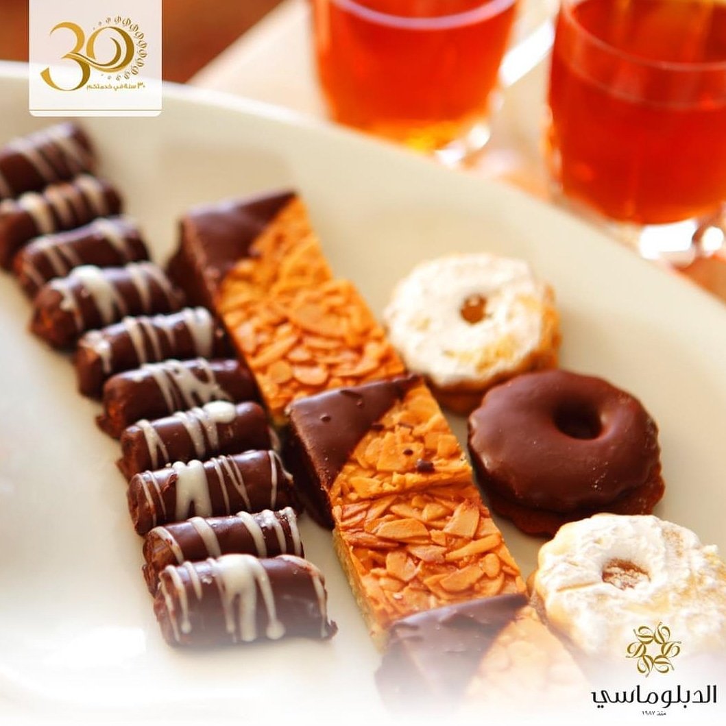 DiplomatSweets's tweet photo. القهوة تحلى بتشكيلة لذيذة من البيتي فور و الحلويات الشرقية من #الدبلوماسي https://t.co/4OqyUnMmeq