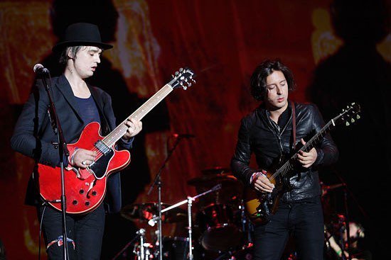 PlayEntNetwork's tweet image. Reposting @yellowbirdproject:
@thelibertines on stage at Reading Festival in 2015. 🙌🏻
.
Their exclusive tee and sweatshirt is in our store