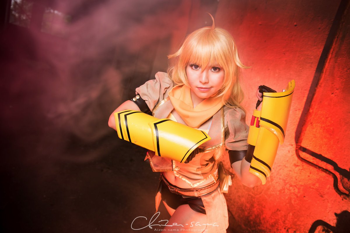 kazenary's tweet photo. 🔥 Wearing Yang makes me feel super cool and awesome. 💛
It's like @bdunkelman is giving me a huge self-confidence boost - BANG! 🔥

Thank you 📷 @Avarcair for taking this picture at #FotoconbyTechland
#RWBY #YangXiaoLong #EmberCelica https://t.co/dyJgmPgBcA