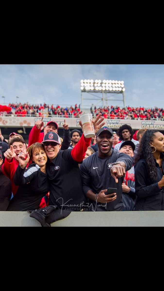 BarNowApp's tweet photo. It's game day in Atlanta! We are ready to cheer on the dawgs! Where are you watching with your crew ?! https://t.co/MytRuhj83C