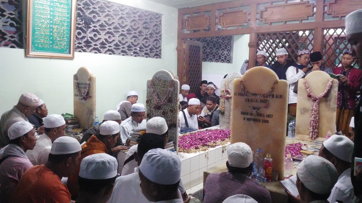 RaihanM42175706's tweet photo. Makam Habib Alwi bin Ali Al Habsyi dan Habib Anis Bin Alwi bin Ali Al Habsy
#haulsolo2018
#arriyadh
#Solo https://t.co/NFrMaZQjF7