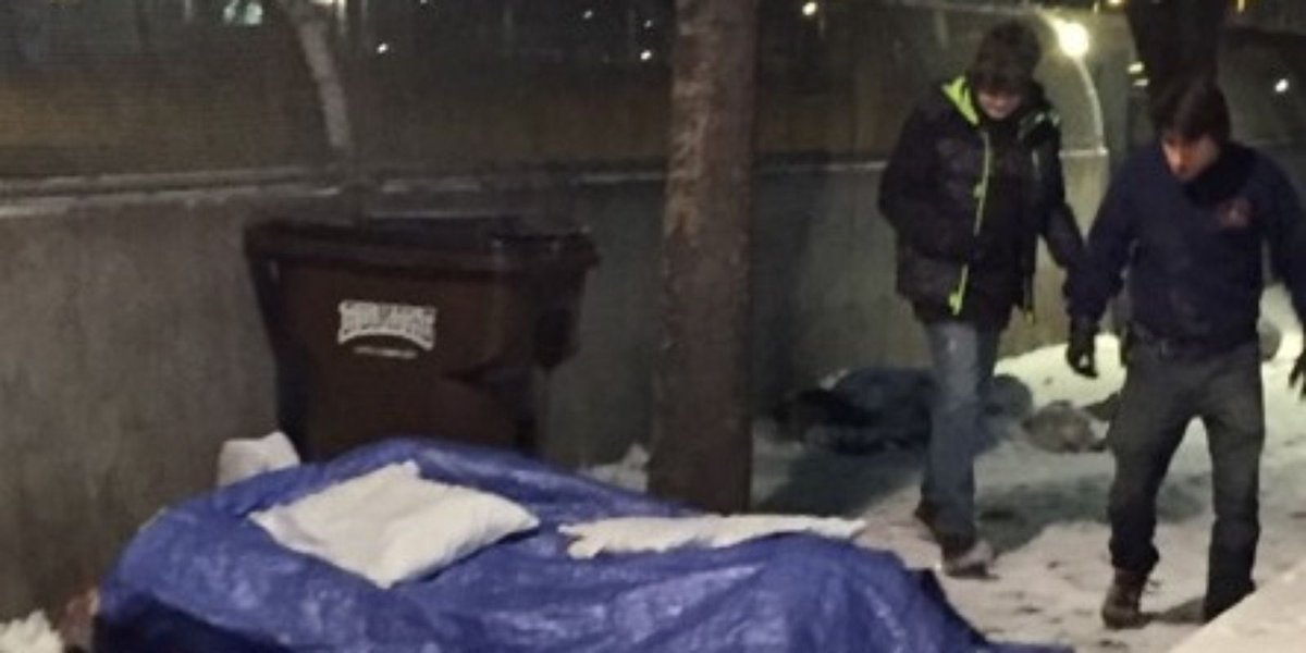 MLMInsurance's tweet image. Students make survival bags for homeless during cold snap: cin.ci/2CHaMnb