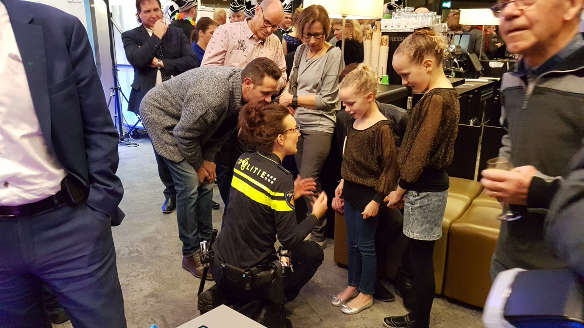 DVL0172's tweet photo. #Nieuwjaarsreceptie #Alphen @gemeenteaadr - Ook @wijkagentilse was aanwezig welke uitgebreid de tijd nam om vragen te beantwoorden van kinderen welke aanwezig waren! @polalphen @jnieumeijer https://t.co/e9X9Q6m7uR