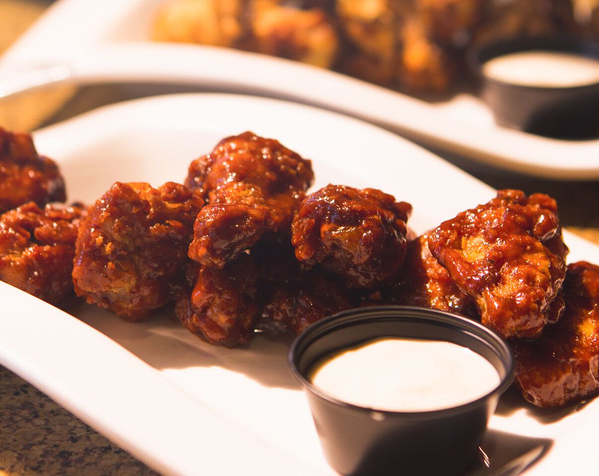 Qooway's tweet photo. Broken into the #NewYear yet? Ring it in with a helping of wings from @great_wings.
Get rewarded at Burnaby or Surrey locations (10% off + points) using the Qooway app. https://t.co/eOX0JzDZpd