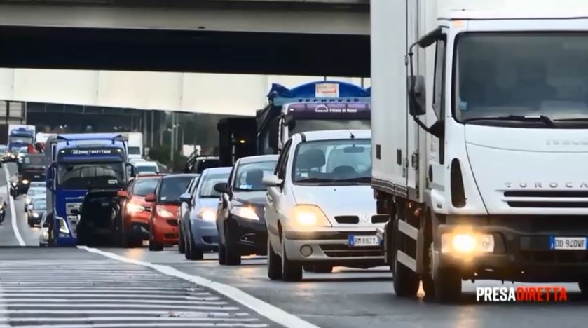 Presa_Diretta's tweet photo. Il mondo intero sta cercando il modo di risolvere il problema del traffico nelle grandi città, come abbattere l’inquinamento prodotto dalle macchine, come tornare a far vivere le città e farle diventare  luoghi accoglienti e non posti dove ci si ammala.
#Presadiretta https://t.co/d8KJlhseQj