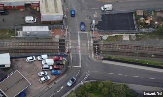 bbcmtd's tweet photo. Level crossing set to close https://t.co/fDDIhh6Vuh https://t.co/2M22zH56vk