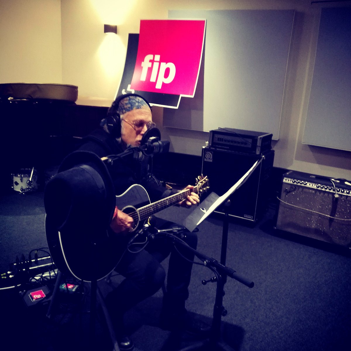 improbableluc's tweet photo. @Elliottmurphy #Live #SLJ2FIP @fipradio @EmilieMetzinger @RollingStone @RollingStoneFra #FeelGoodMusic @BereniceRavache @MarcMaret @alma16 https://t.co/ajWLWvq8qf