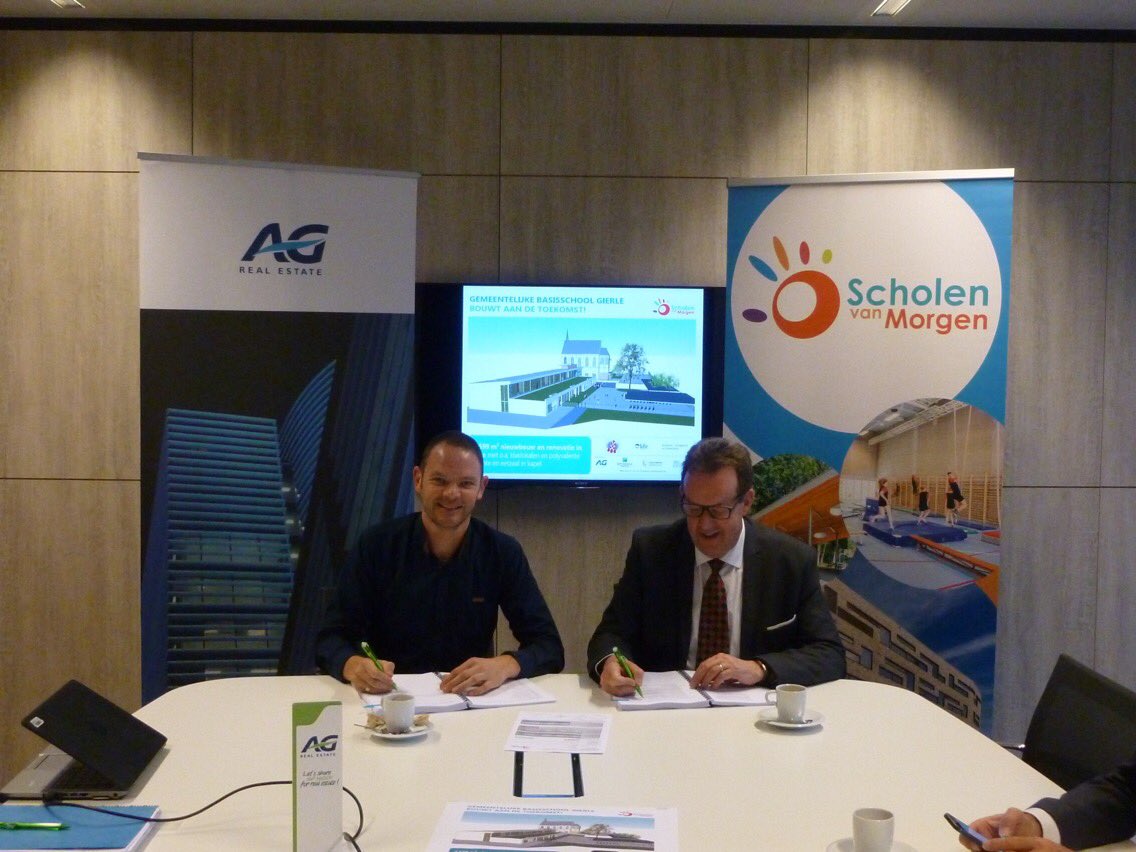 ScholenvMorgen's tweet photo. De nieuwe gemeentelijke basisschool #Lille #Gierle komt er nu snel: burgemeester &amp; secretaris tekenen contract. https://t.co/sgbdoaqRCl