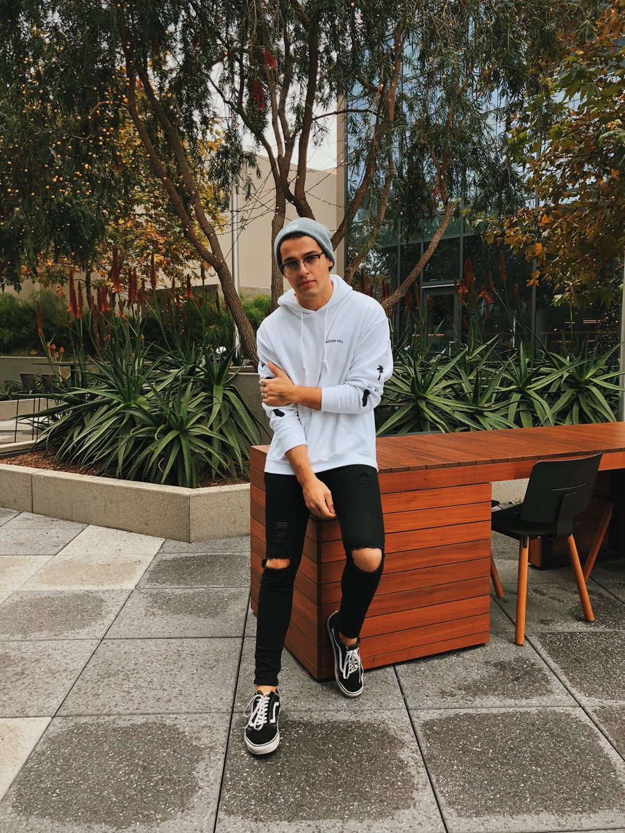 blakesteven's tweet photo. hi from rainy LA https://t.co/N1qh1awyEm