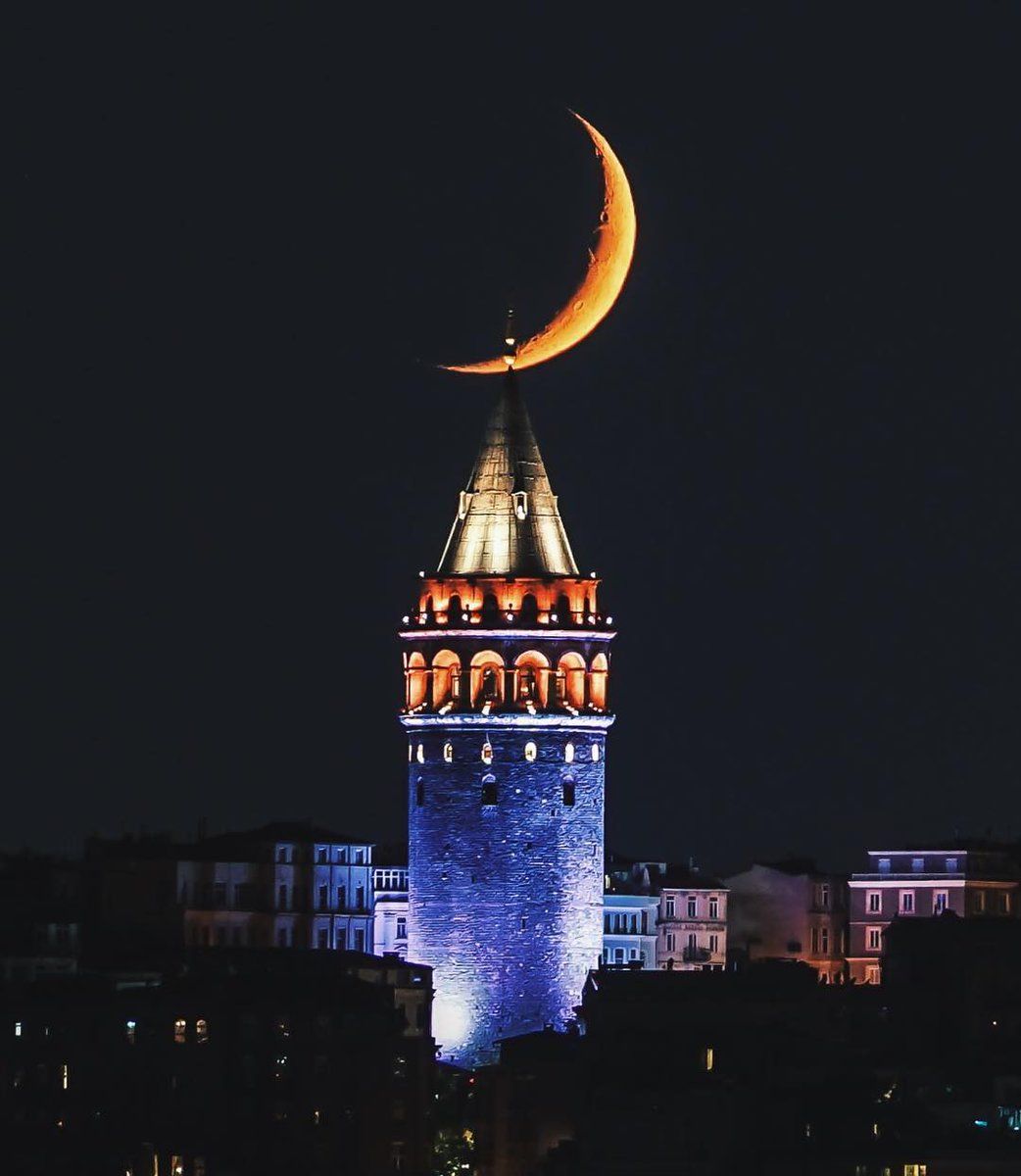 eearthpicss's tweet photo. Crescent moon over Galata Tower, Turkey🌙 https://t.co/ediqln5fAl