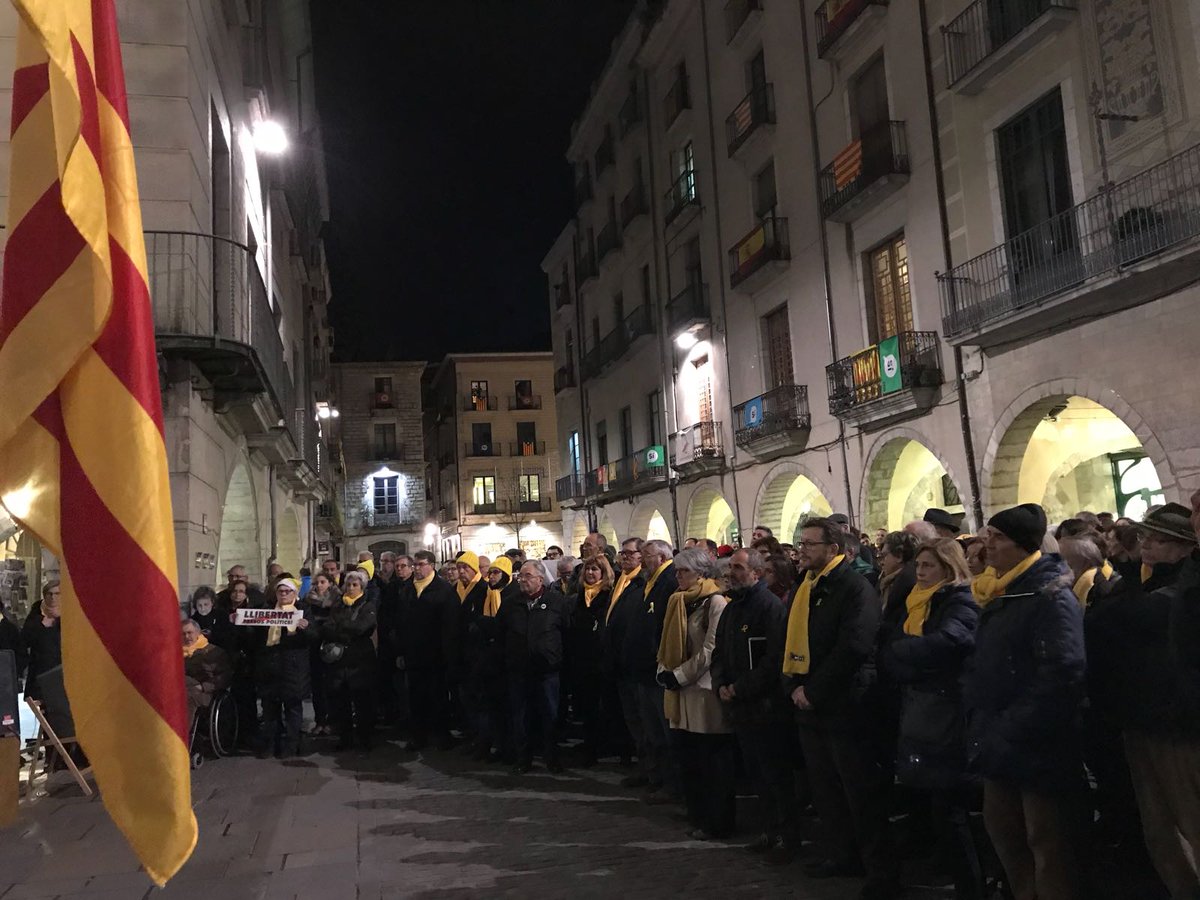 melibarberor's tweet photo. Avui ens han acompanyat les dues alcaldesses de #girona, Anna Pagans i Marta Madrenas, x demanar q es respecti el resultat del 21D i es pugui constituir el Parlament legítim amb els electes presoners i els exiliats. #LlibertatPresosPoliticsCatalans @GironaVota @MovEsquerres https://t.co/cnyVrxpPrI
