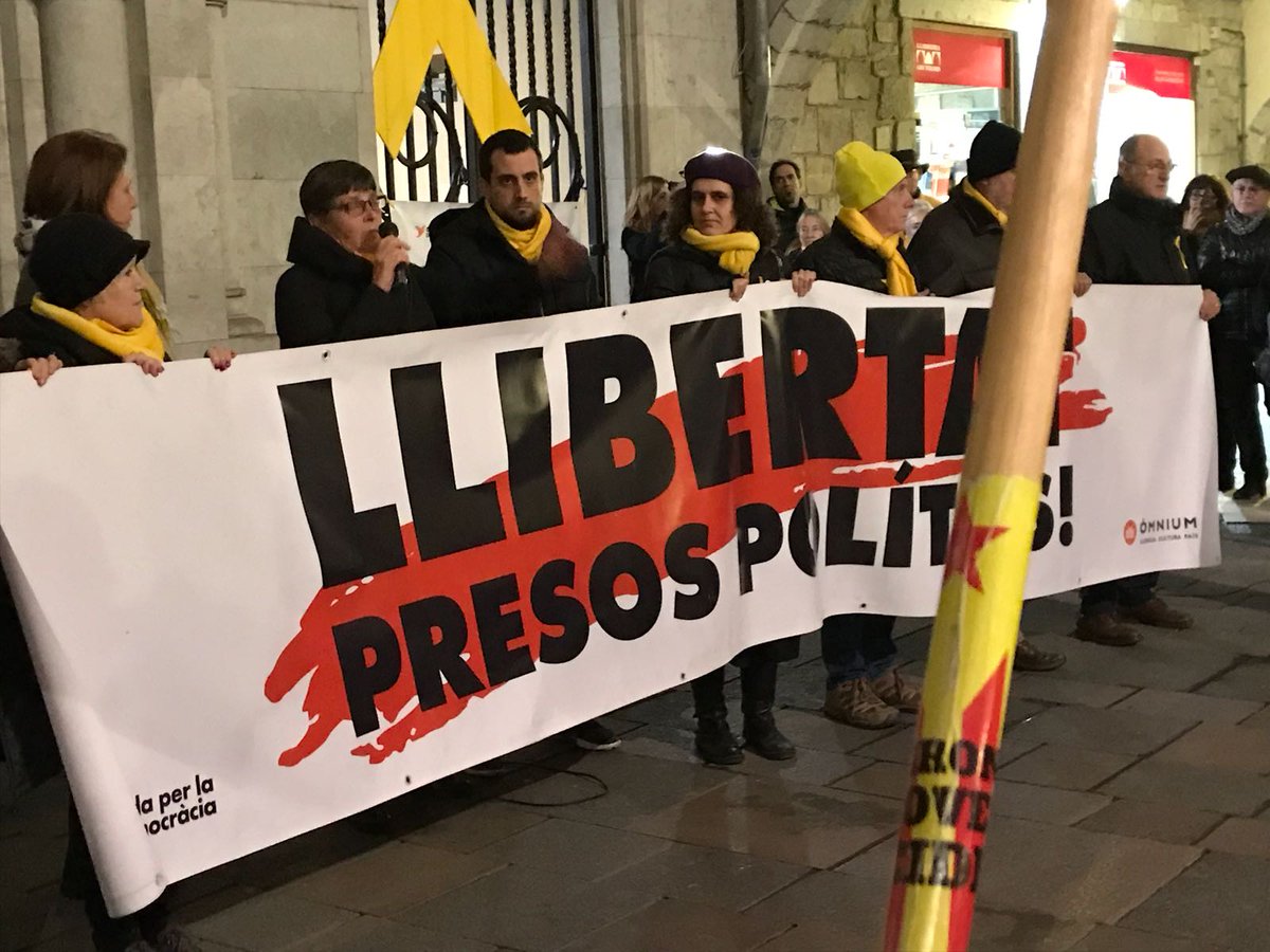 melibarberor's tweet photo. Avui ens han acompanyat les dues alcaldesses de #girona, Anna Pagans i Marta Madrenas, x demanar q es respecti el resultat del 21D i es pugui constituir el Parlament legítim amb els electes presoners i els exiliats. #LlibertatPresosPoliticsCatalans @GironaVota @MovEsquerres https://t.co/cnyVrxpPrI