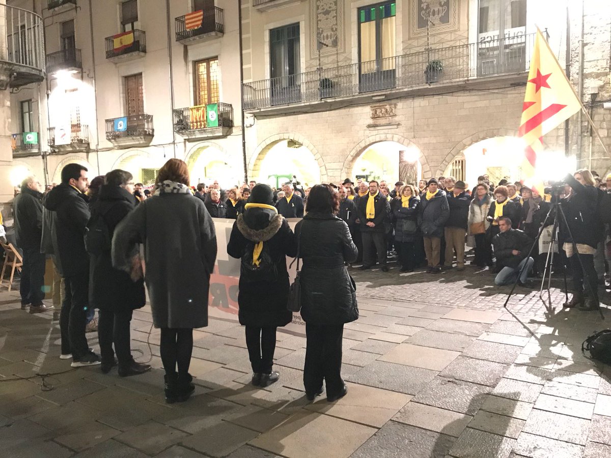 melibarberor's tweet photo. Avui ens han acompanyat les dues alcaldesses de #girona, Anna Pagans i Marta Madrenas, x demanar q es respecti el resultat del 21D i es pugui constituir el Parlament legítim amb els electes presoners i els exiliats. #LlibertatPresosPoliticsCatalans @GironaVota @MovEsquerres https://t.co/cnyVrxpPrI