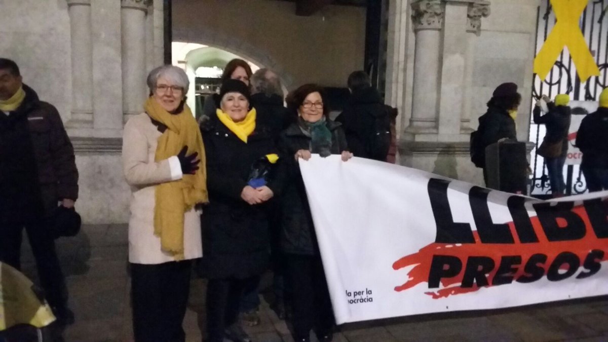 melibarberor's tweet photo. Avui ens han acompanyat les dues alcaldesses de #girona, Anna Pagans i Marta Madrenas, x demanar q es respecti el resultat del 21D i es pugui constituir el Parlament legítim amb els electes presoners i els exiliats. #LlibertatPresosPoliticsCatalans @GironaVota @MovEsquerres https://t.co/cnyVrxpPrI